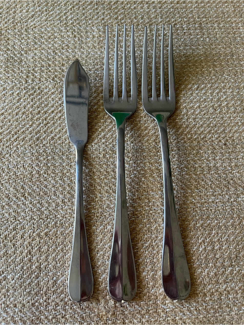 Hartford (Stainless) by ROBERTS & BELK Dinner Forks (2) and knife (1)